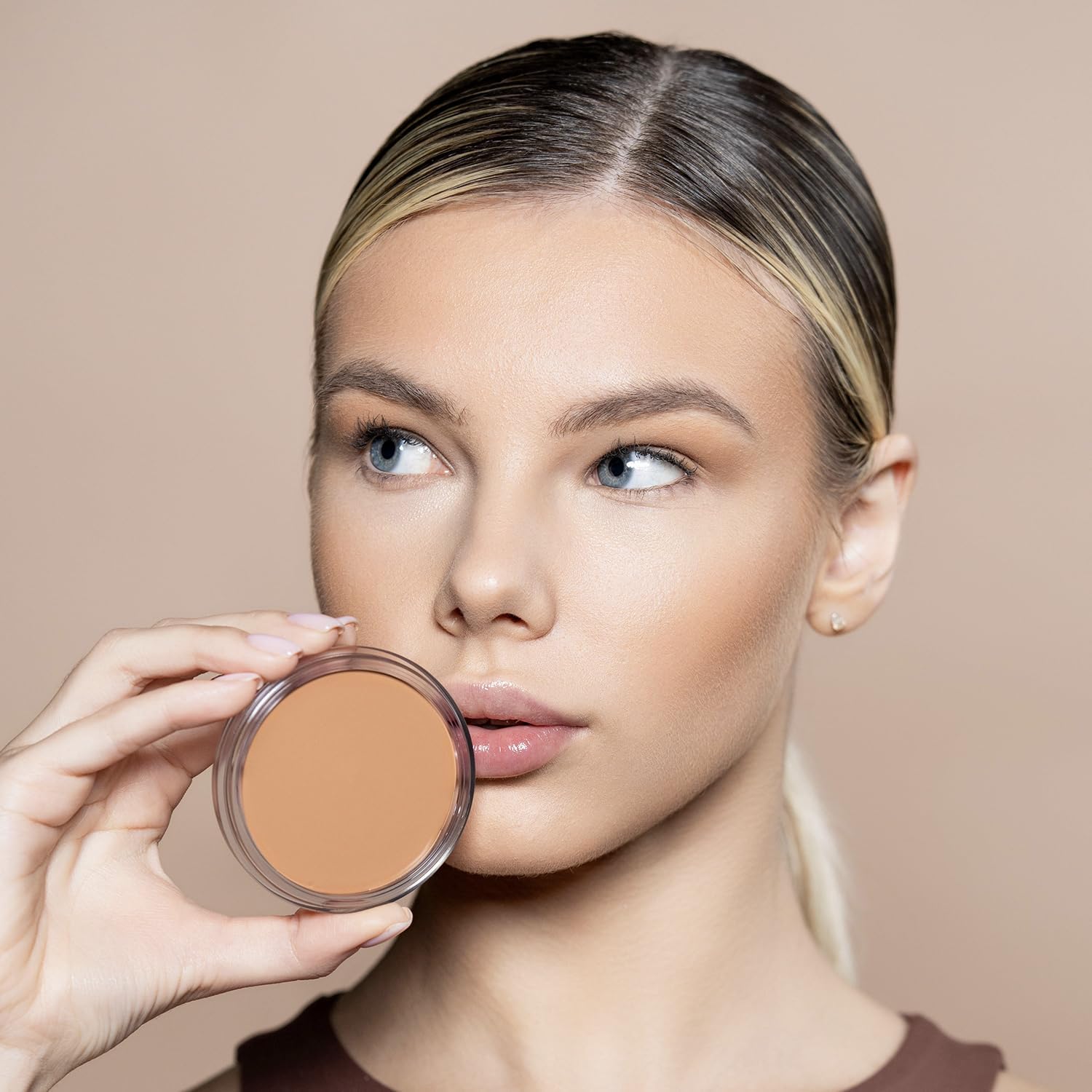 Palladio Cream Bronzer en action sur les pommettes pour un rendu harmonieux.