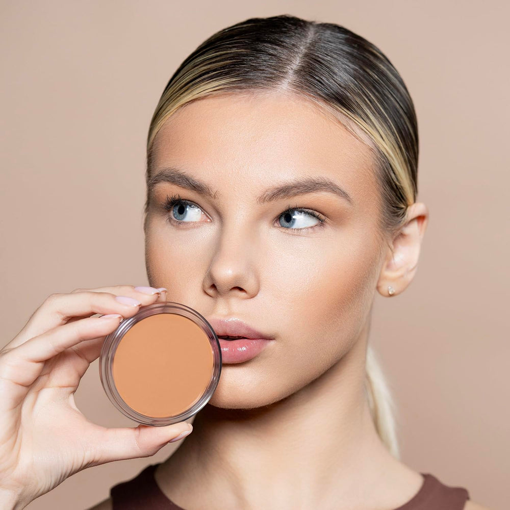 Palladio Cream Bronzer en action sur les pommettes pour un rendu harmonieux.