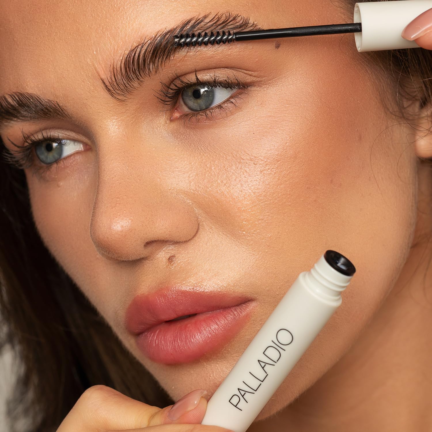Tenue longue Palladio gel laminant sourcils pour visage bien défini.