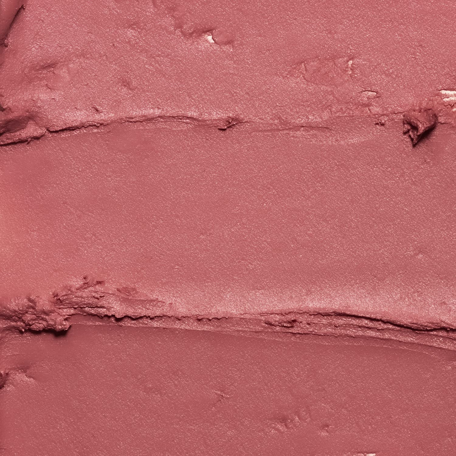 Palladio échantillon couleur crème sur joues et lèvres, texture légère.