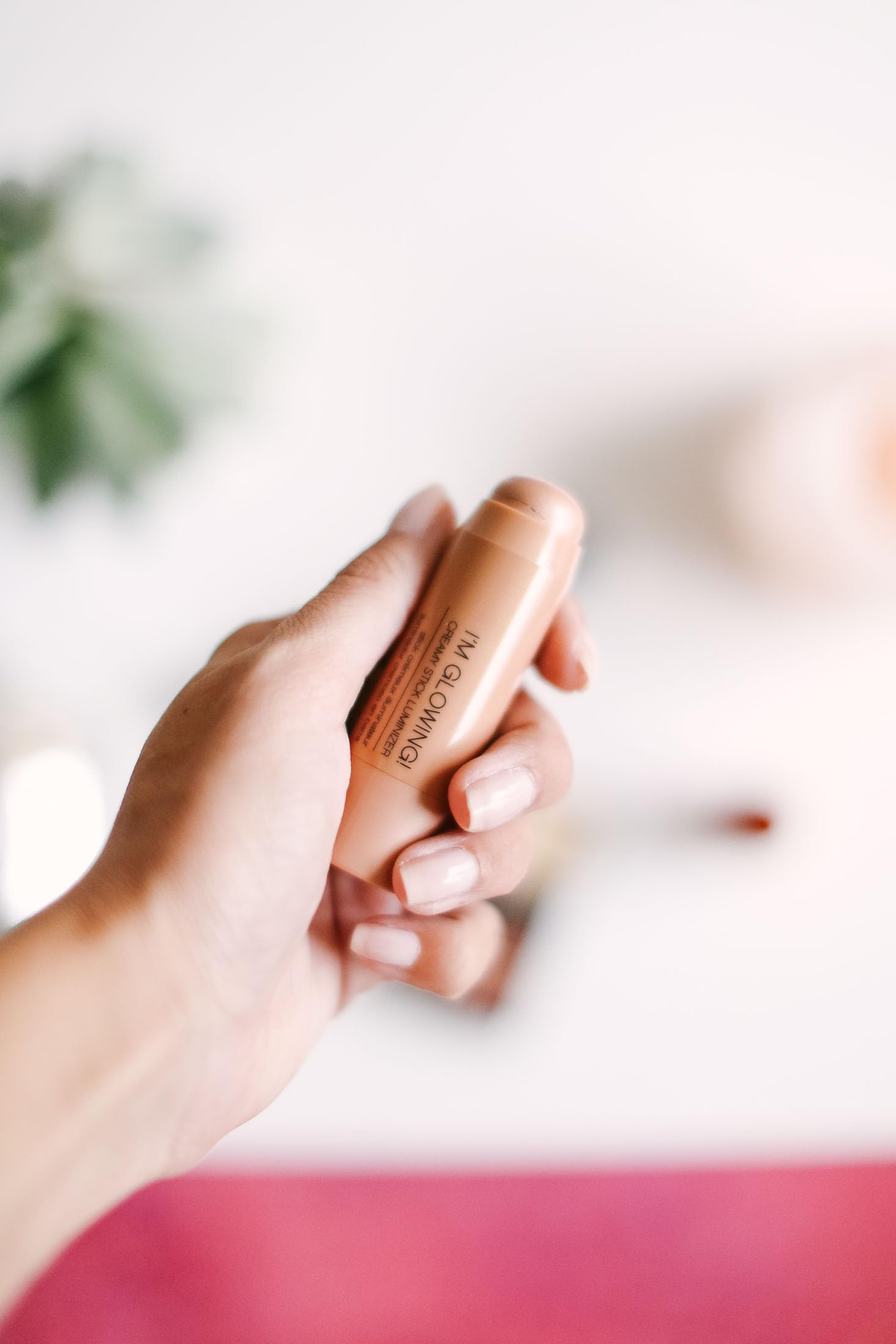 Palladio stick luminiseur crème avec un reflet naturel sur le visage.