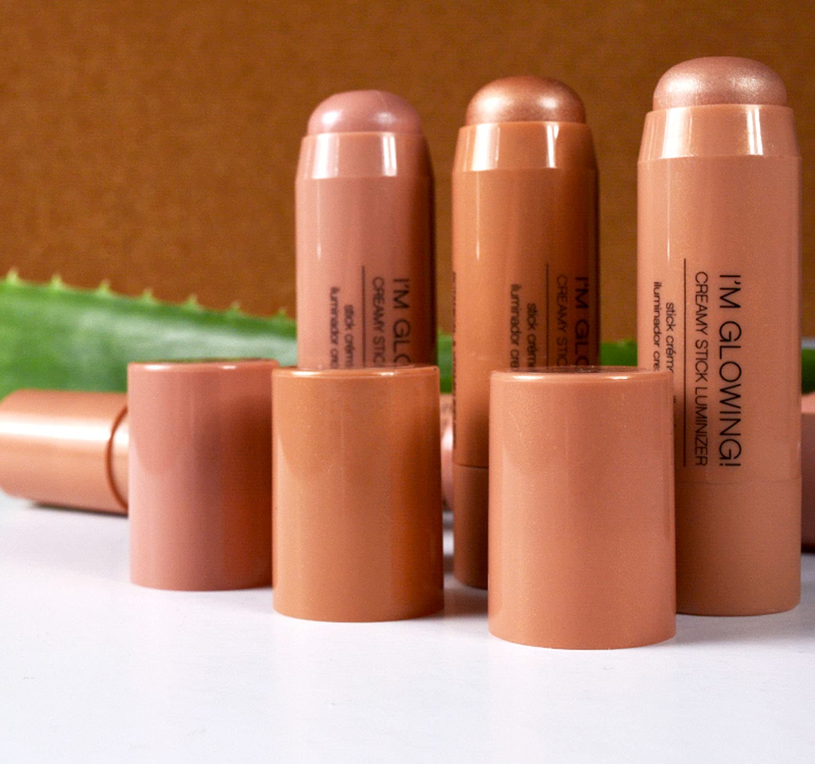 Palladio stick luminiseur crème sur les tempes pour un éclat subtil.