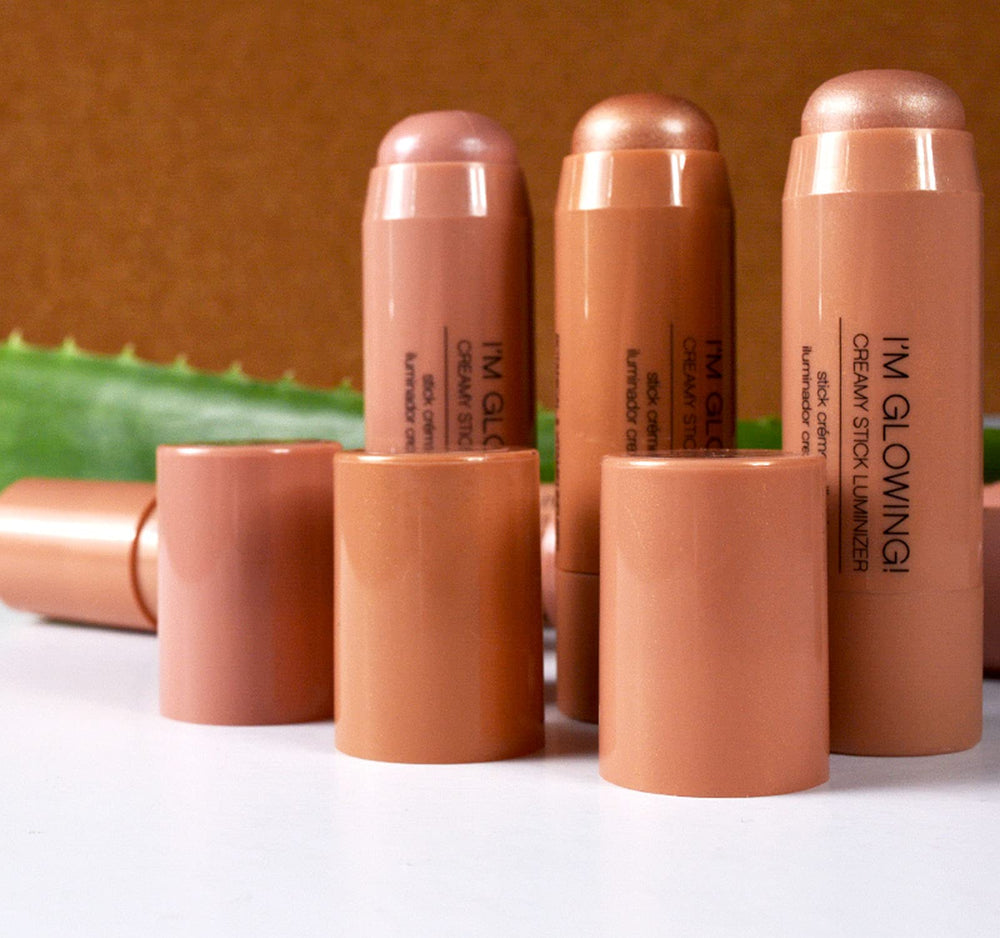 Palladio stick luminiseur crème sur les tempes pour un éclat subtil.