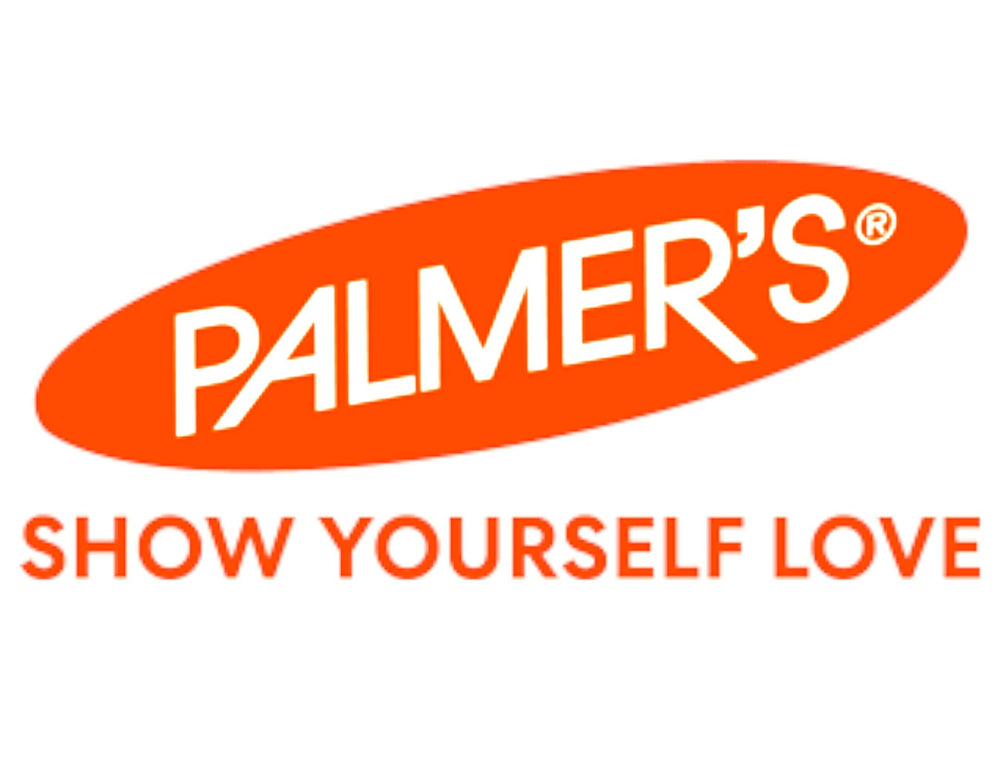 Application douce du baume Palmer's sur les lèvres, hydratation durable et protection.