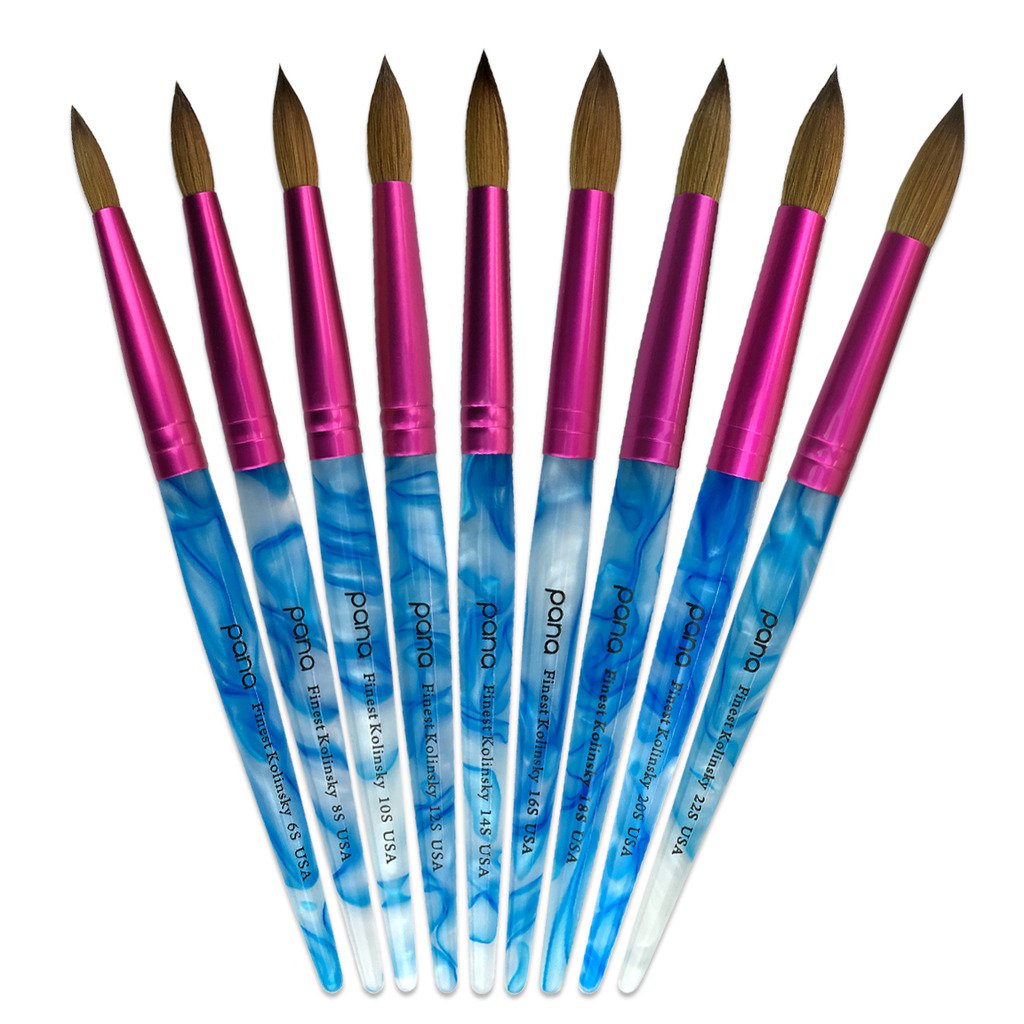 PANA pinceau ongles Kolinsky, utilisation en atelier, support élégant sur le poste de travail.