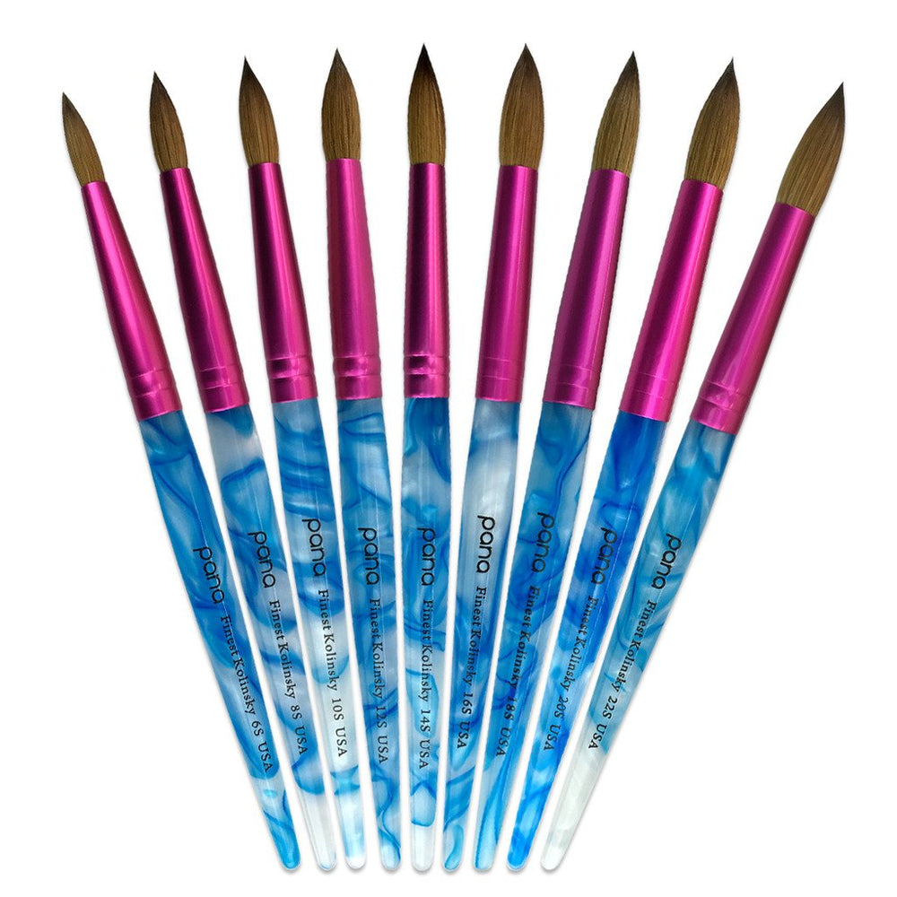 PANA pinceau ongles Kolinsky, utilisation en atelier, support élégant sur le poste de travail.