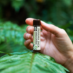 Baume Panama Jack 4,25 g prêt à glisser dans le sac.