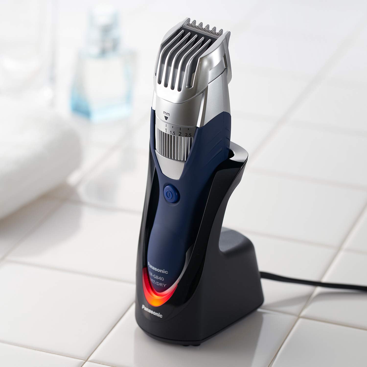 Socle de recharge compact inclus avec la Panasonic ER-GB40-S.