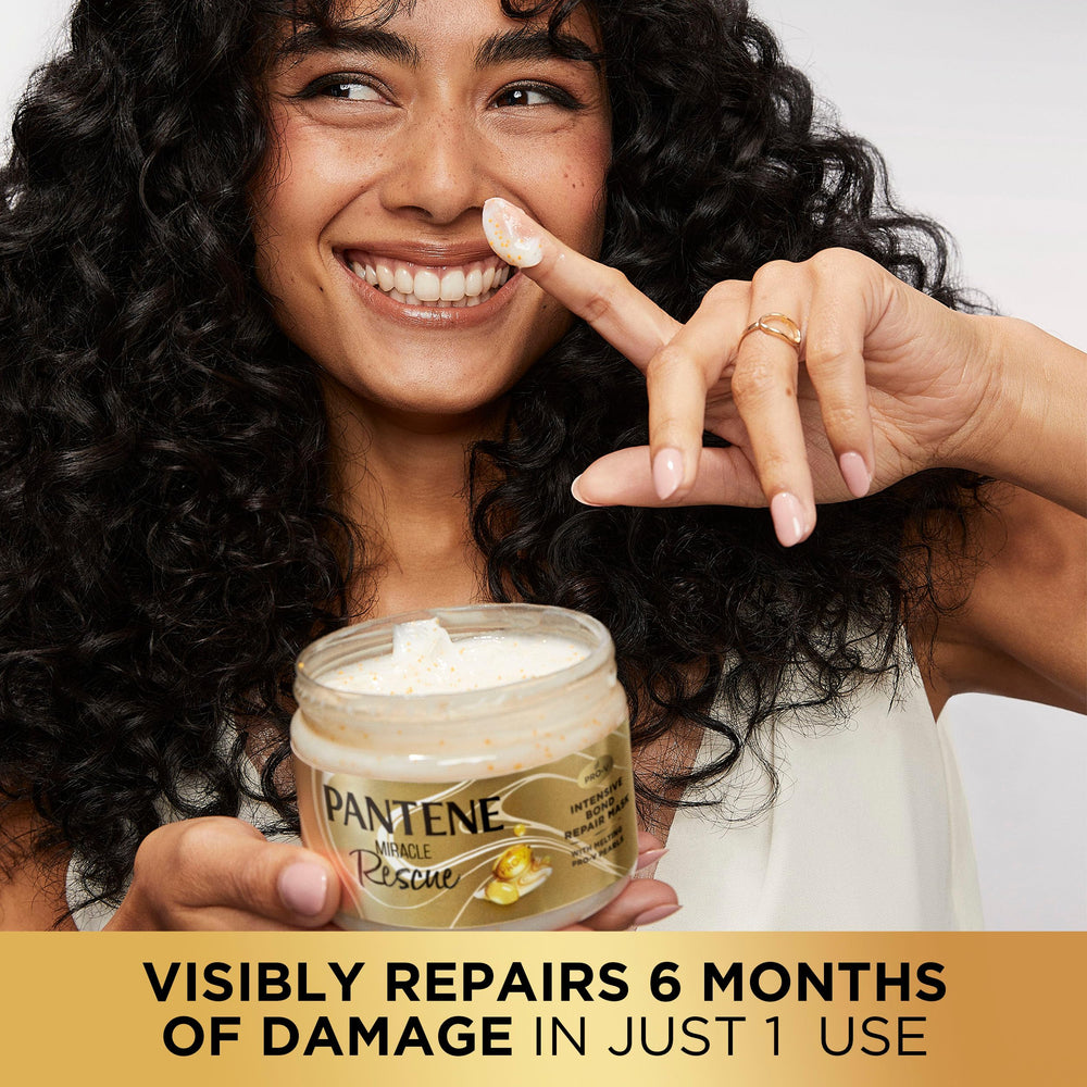 Rinçage du masque révélant des cheveux plus propres et doux