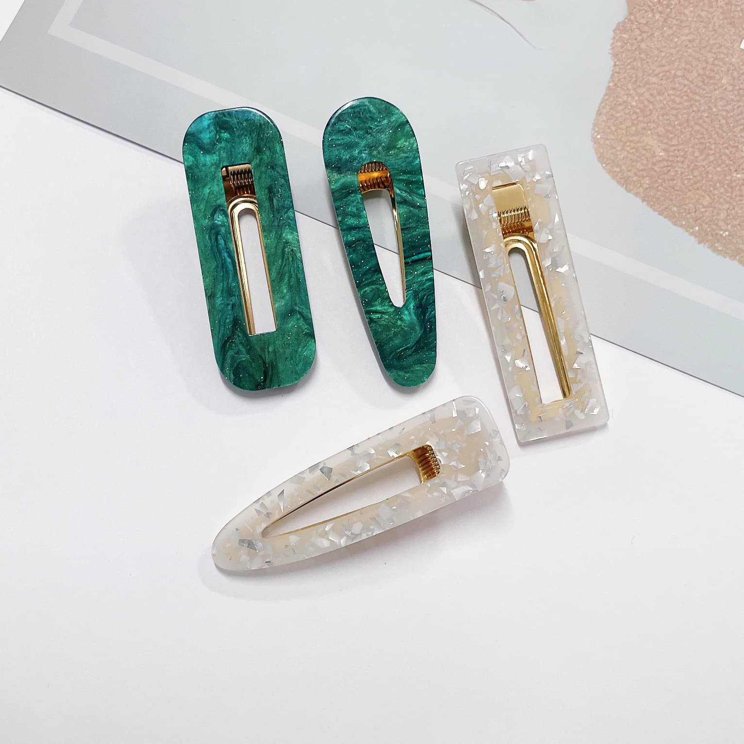 Parcce pinces robustes, idéales pendant le lavage ou le maquillage.
