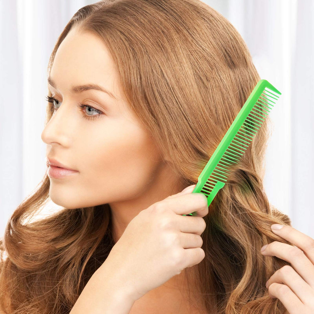 Patelai peigne barbier, dents mi-longues et mi-courtes, coloris vifs pour un styling agréable.