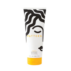 PATTERN Beauté Conditionneur: bouteille montrant hydratation des boucles et définition.