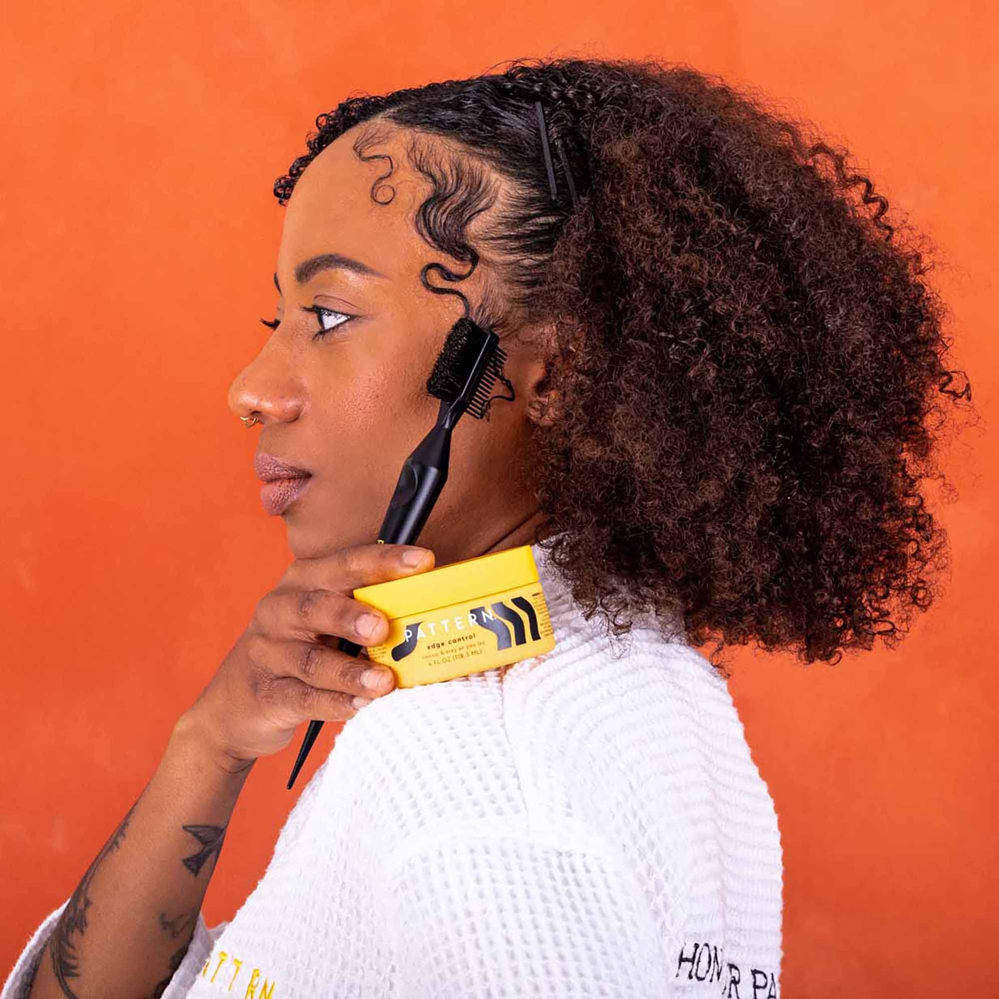 PATTERN Edge Control apporte une brillance légère sur look lisse.