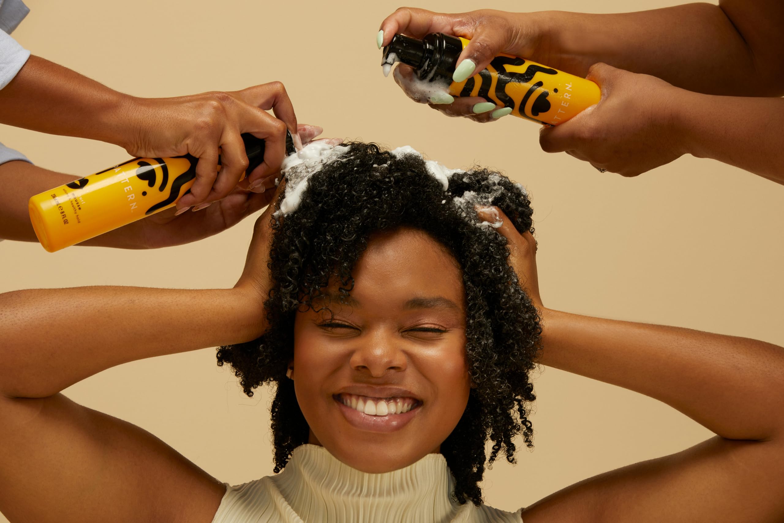 PATTERN Beauty Curl Mousse, racine guimauve pour douceur et souplesse.