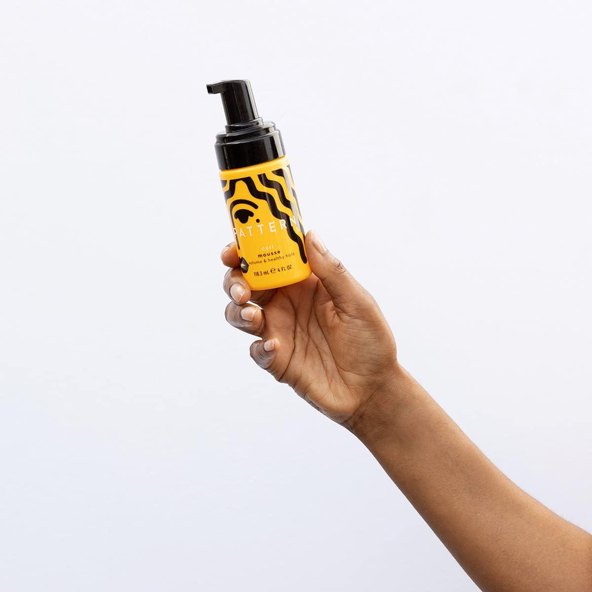 PATTERN Beauty Mousse mini: définition des boucles et volume léger.