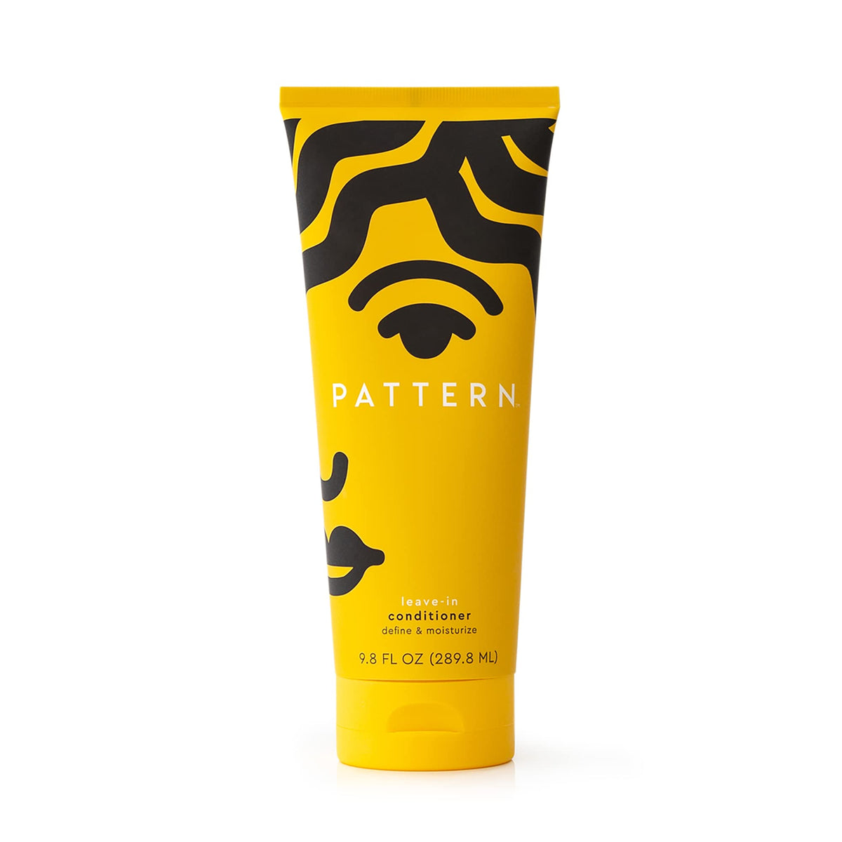 Soin sans rinçage PATTERN Beauty – la bouteille prête à hydrater durablement les boucles.