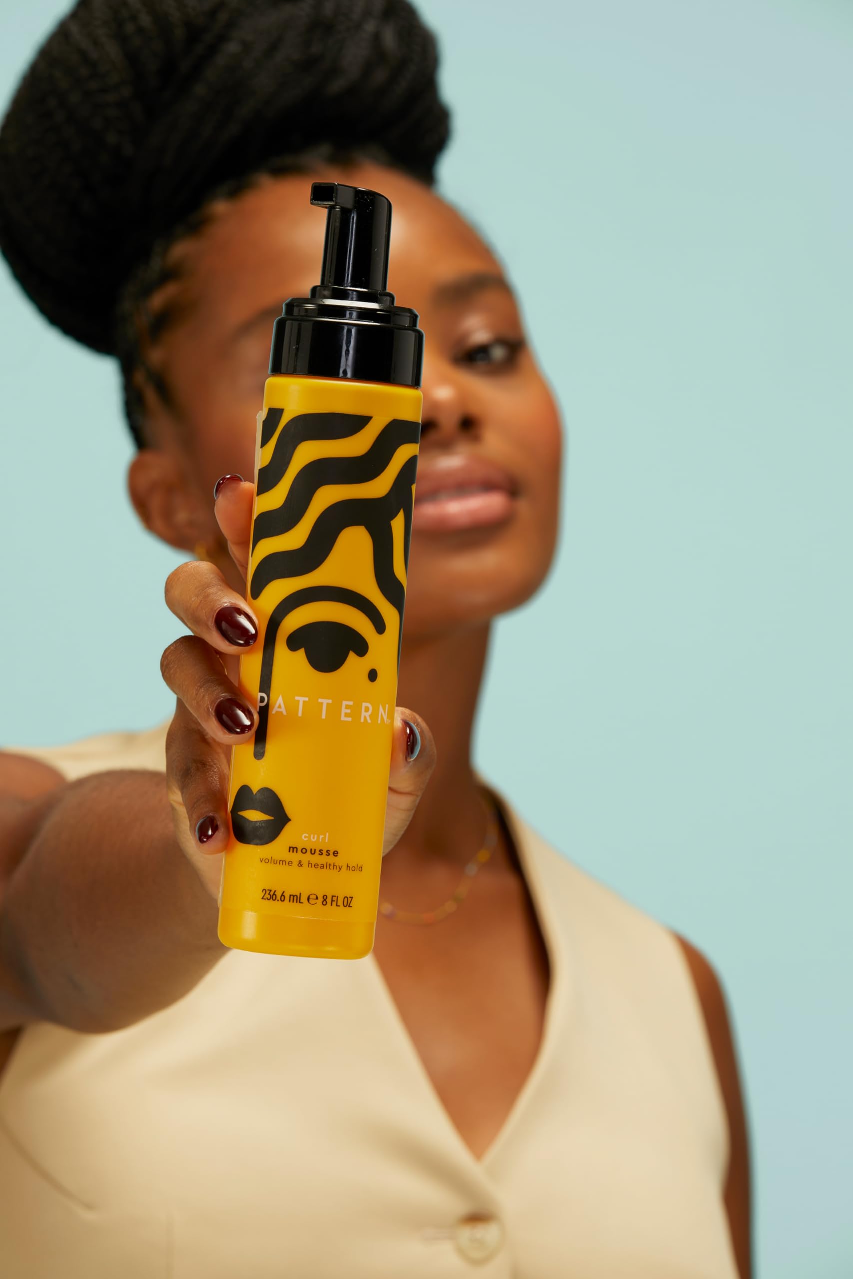 PATTERN Beauty Curl Mousse, volume léger et toucher soyeux pour des cheveux bouclés.