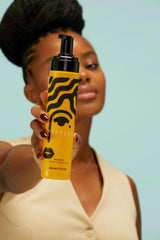 PATTERN Beauty Curl Mousse, volume léger et toucher soyeux pour des cheveux bouclés.