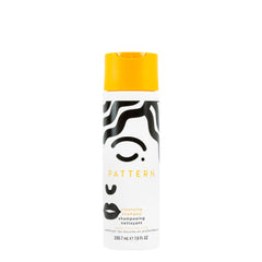 PATTERN Shampoing clarifiant en bouteille pour cheveux bouclés et propres.