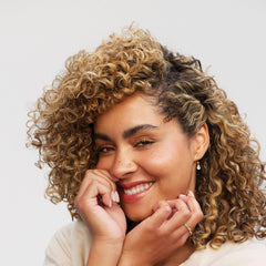 Protection contre l’humidité et réduction du frisottis sur cheveux texturés.