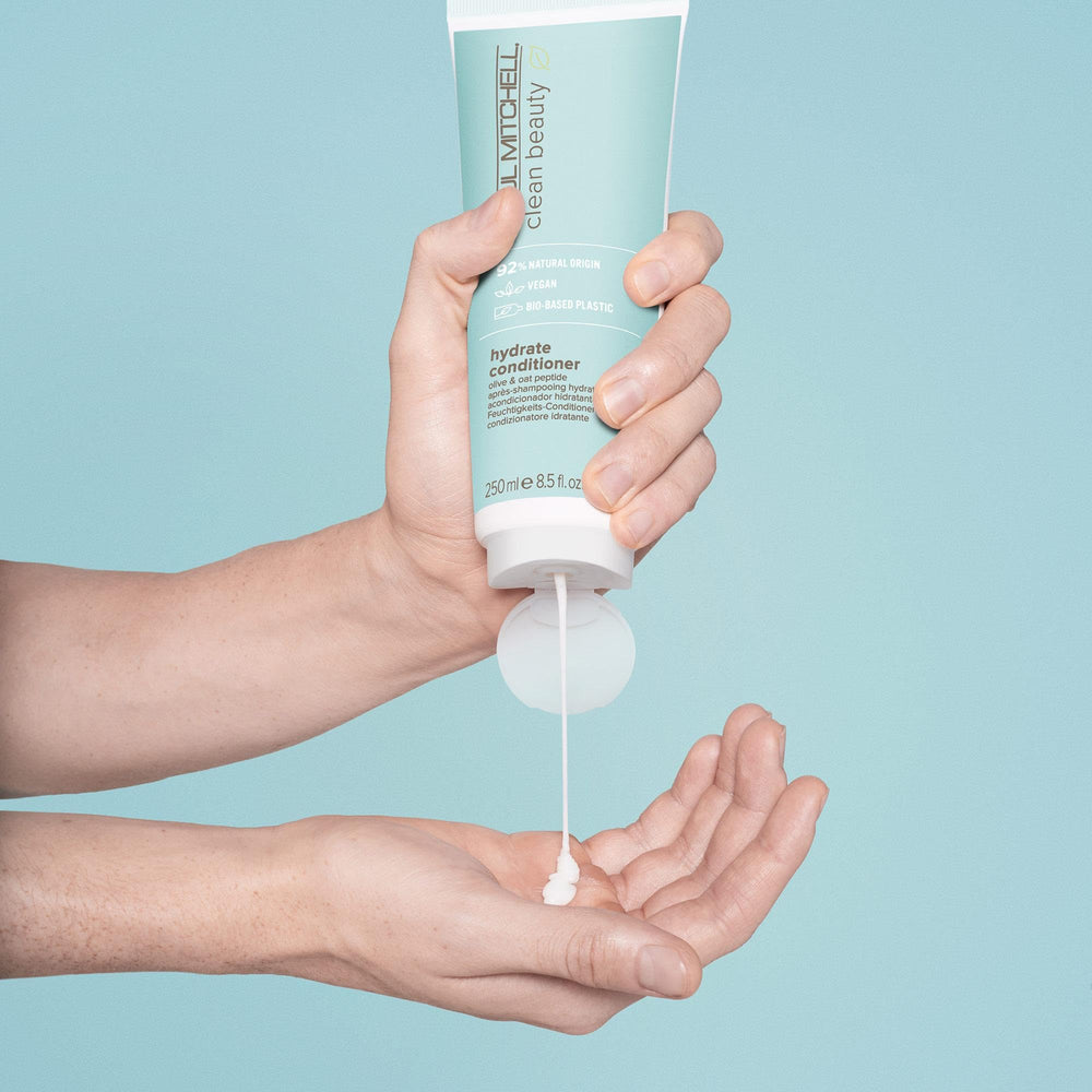 Hydrate après-shampoing Paul Mitchell, texture crèmeuse visible pour démêlage facile