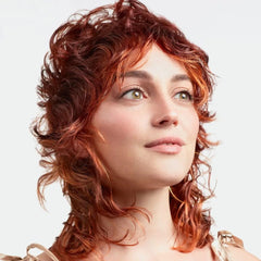 Application: massage du cuir chevelu avec le Paul Mitchell Color Protect Shampoo.
