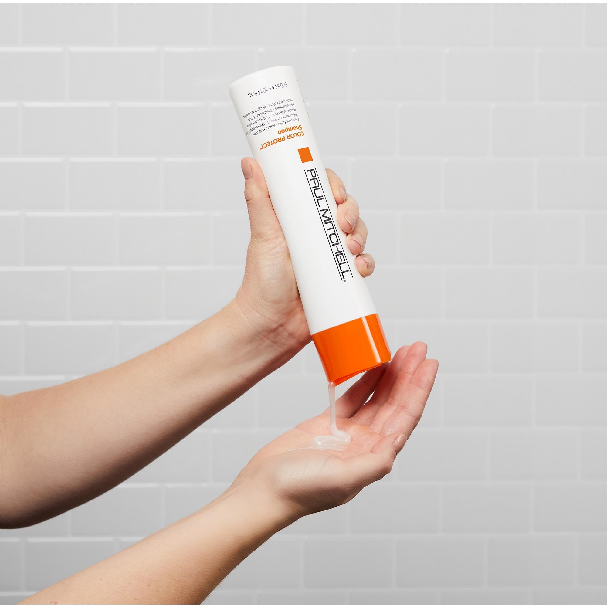 Texture crèmeuse du Paul Mitchell Color Protect Shampoo prête à mousse légère.