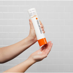 Texture crèmeuse du Paul Mitchell Color Protect Shampoo prête à mousse légère.