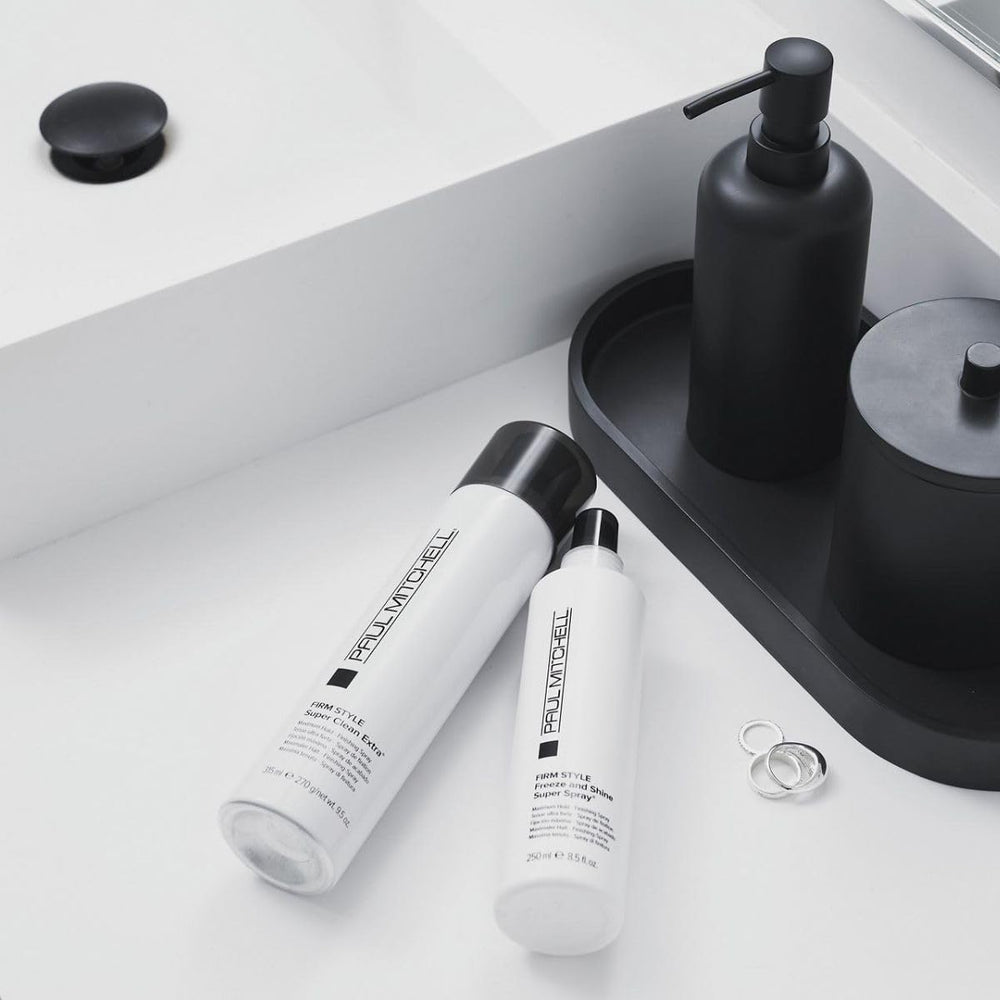Finition brillante et tenue renforcée avec Paul Mitchell Freeze et Brillance.