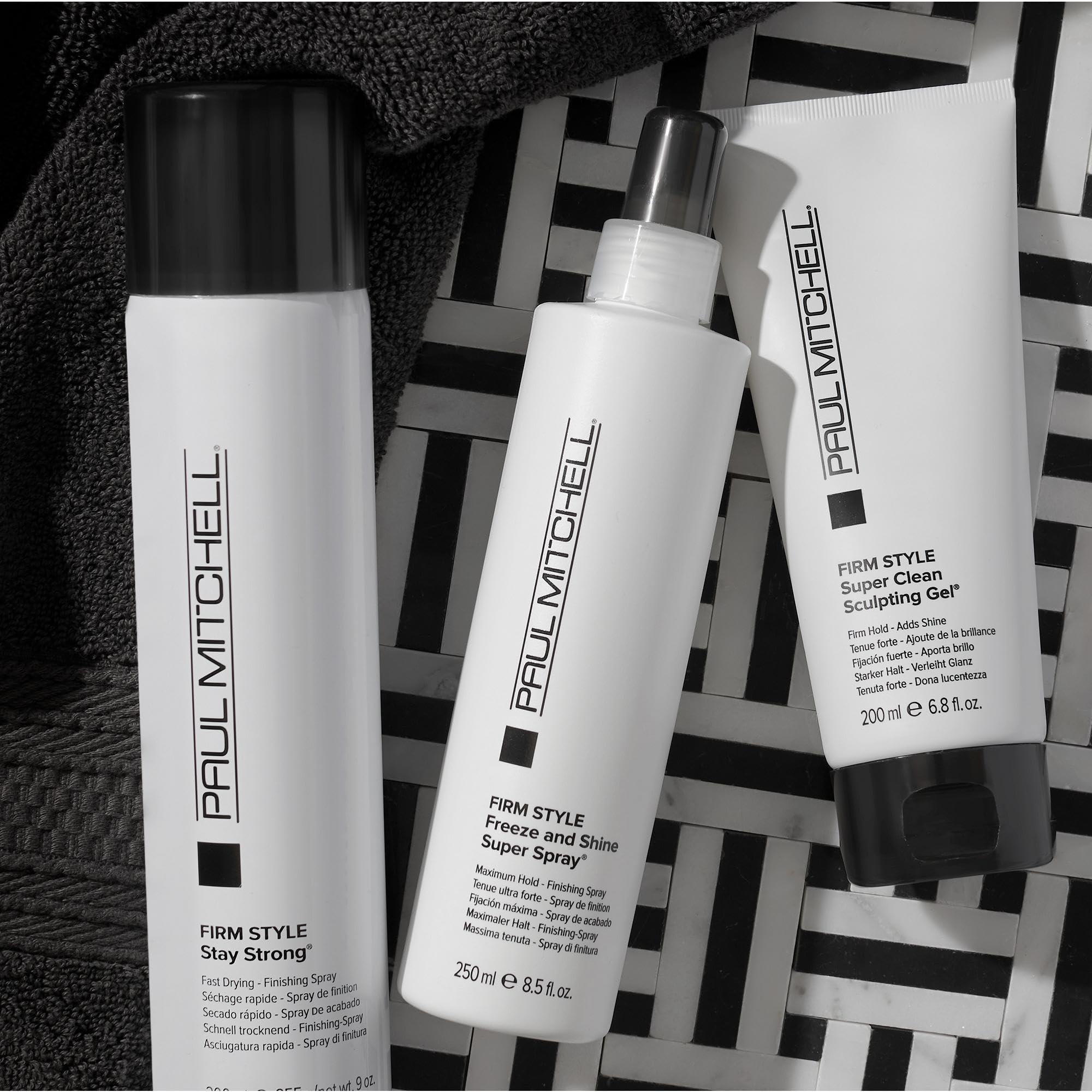 Look mouillé possible avec Paul Mitchell Freeze et Brillance, pour cheveux épais.