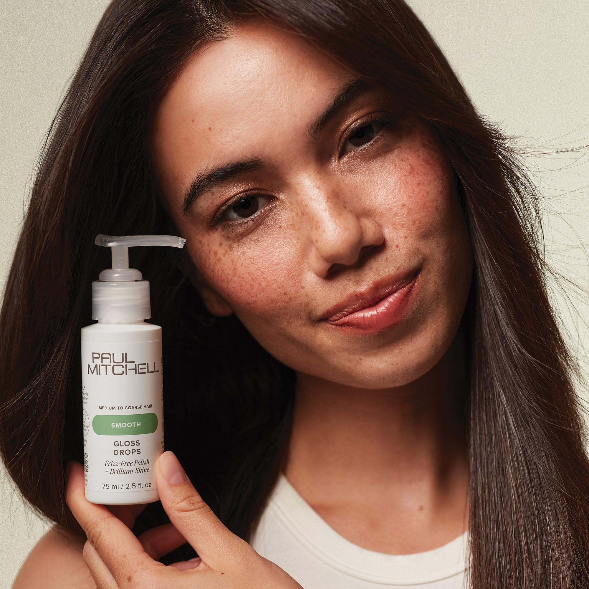 Parfum discret citron floral lors de l’utilisation de Paul Mitchell Gloss Drops.