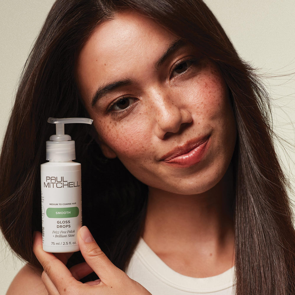 Parfum discret citron floral lors de l’utilisation de Paul Mitchell Gloss Drops.