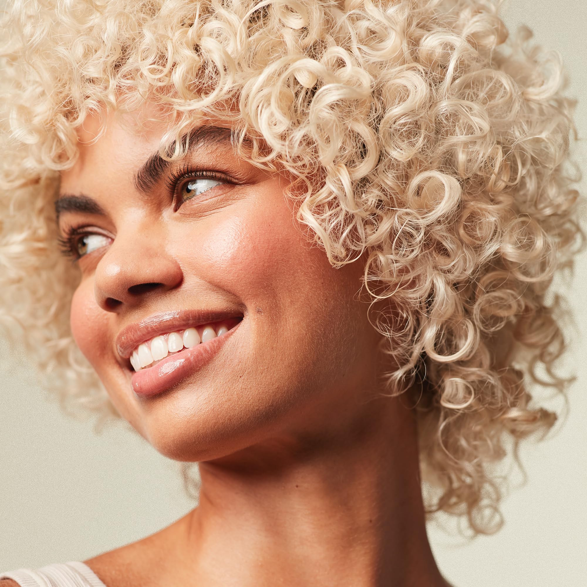Shampooing violet Paul Mitchell, texture nourrissante et hydratante pour les cheveux.