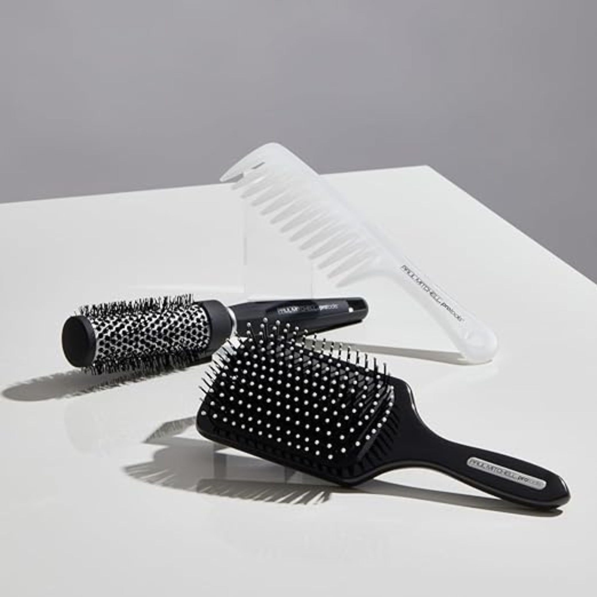 Paul Mitchell Pro Tools 427, brosse à plateau contrôle les longueurs pour un séchage précis.