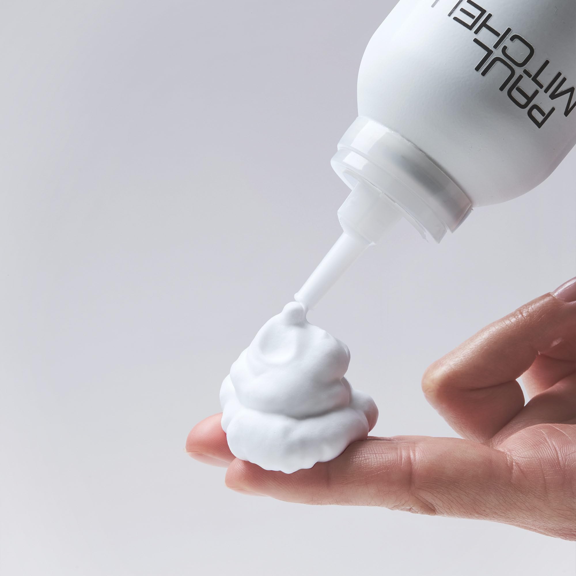 Paul Mitchell Sculpting Foam – brillance durable pour cheveux hydratés.