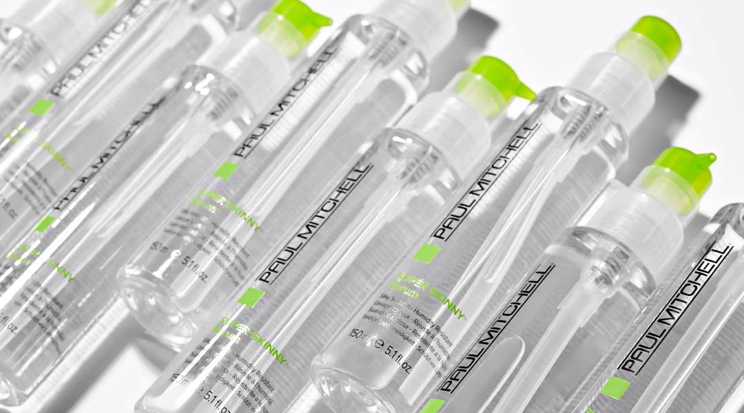 Cheveux brillants et lisses après séchage avec Paul Mitchell Super Skinny Serum.