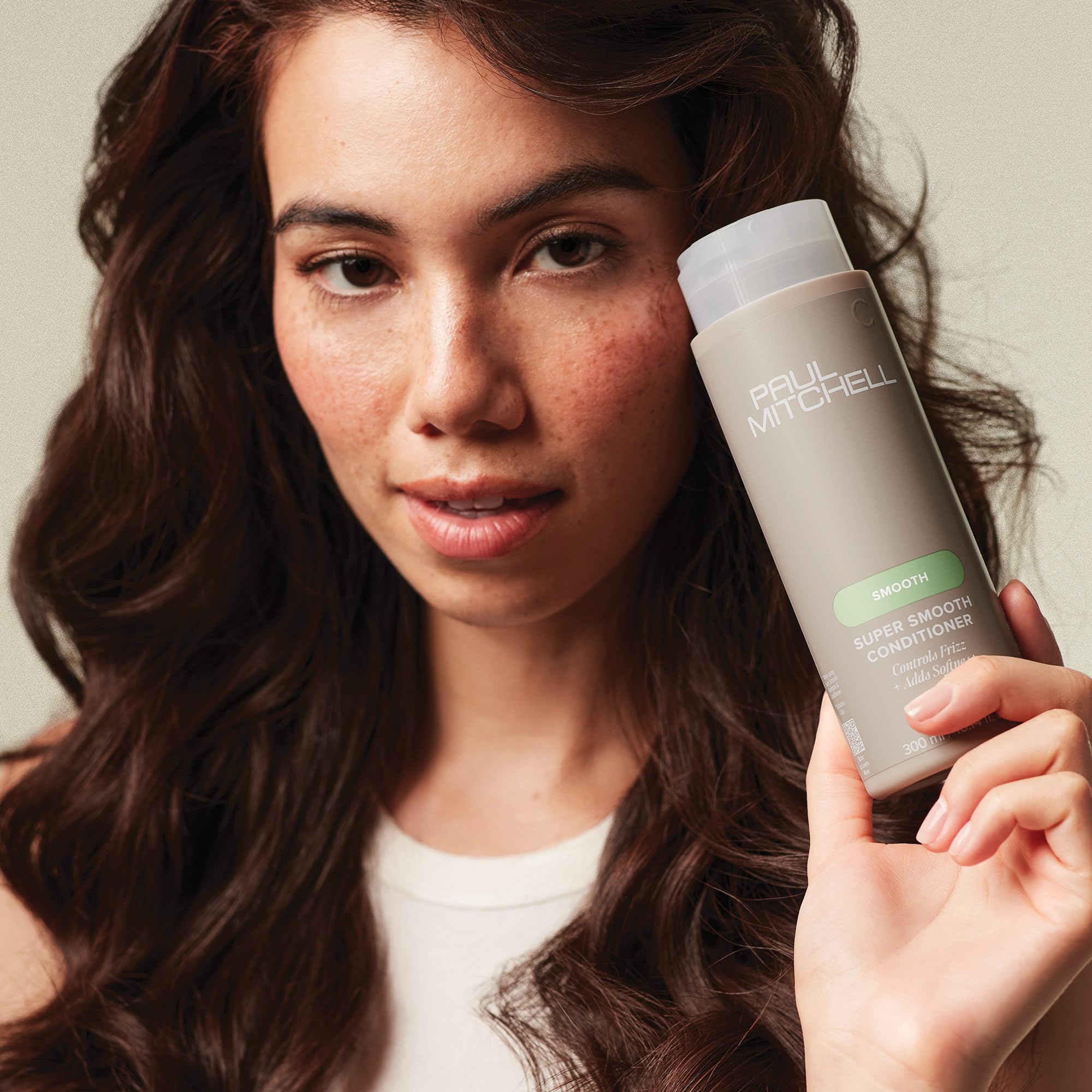 Paul Mitchell Super Smooth: bouteille brillante prête à être utilisée.