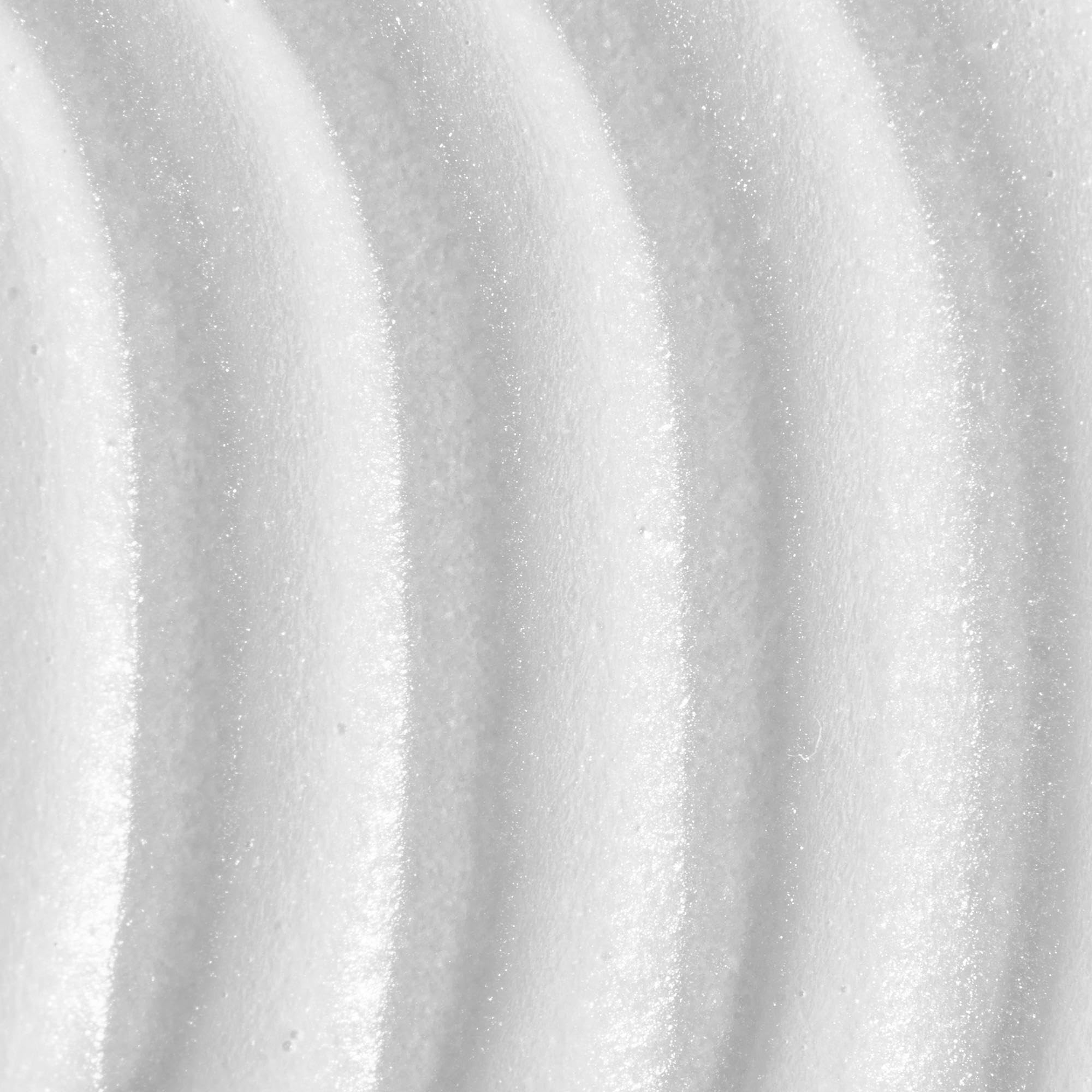 Texture crème du soin Paul Mitchell, douceur et hydratation visibles.