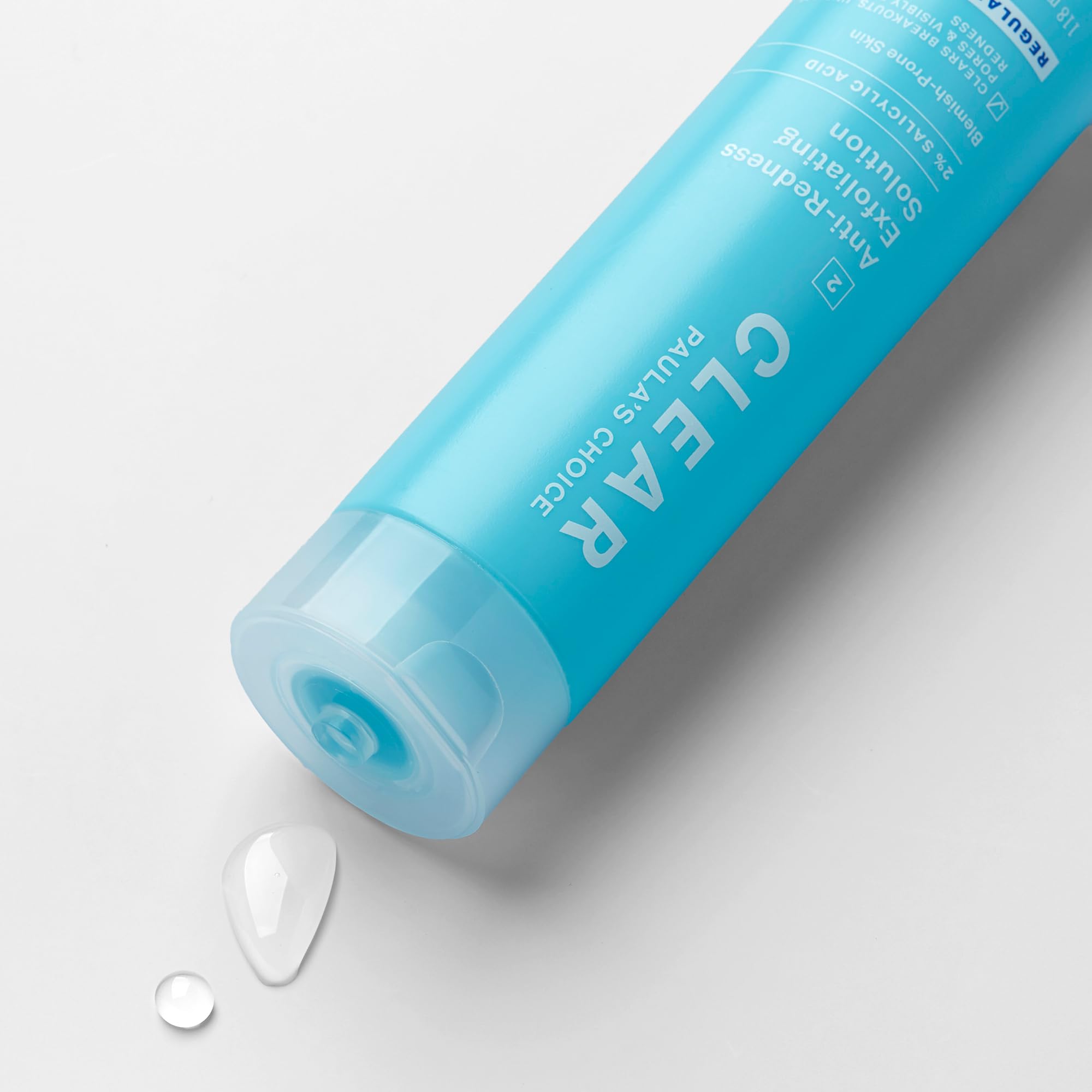 Application Paula's Choice CLEAR: texture fluide exfoliante qui agit en douceur.