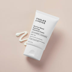 Texture crème Paula's Choice Hydration Boost appliquée sur la peau, douceur visible.