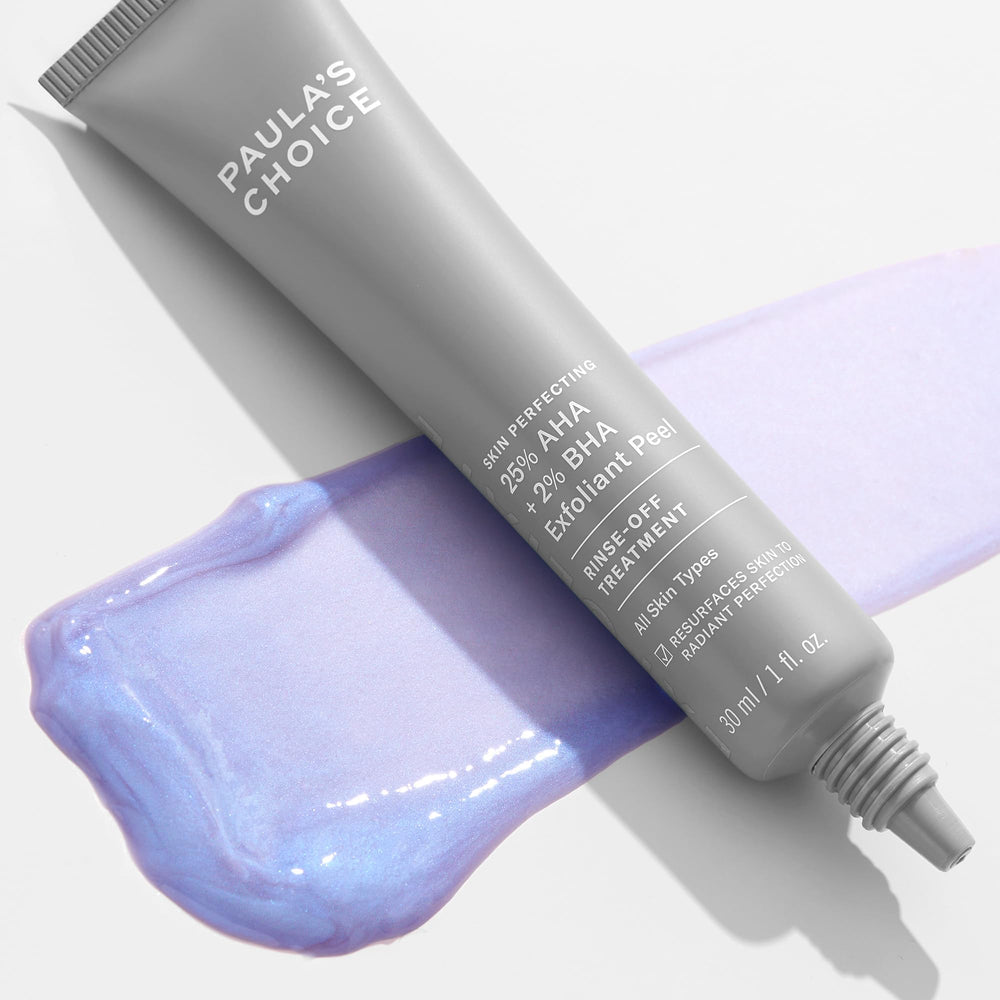 Application rapide du peeling Paula's Choice sur le visage.