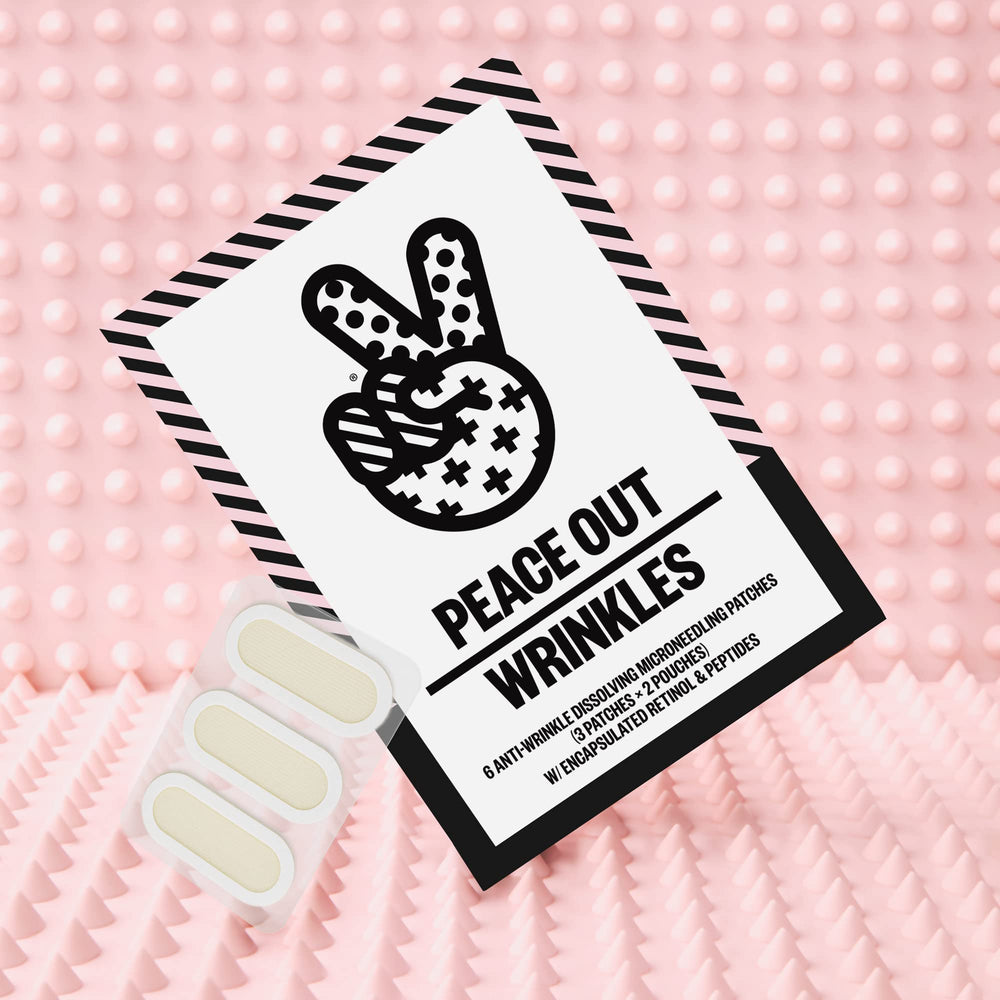 Patch microneedling PEACE OUT appliqué sur le visage pour lisser les ridules.