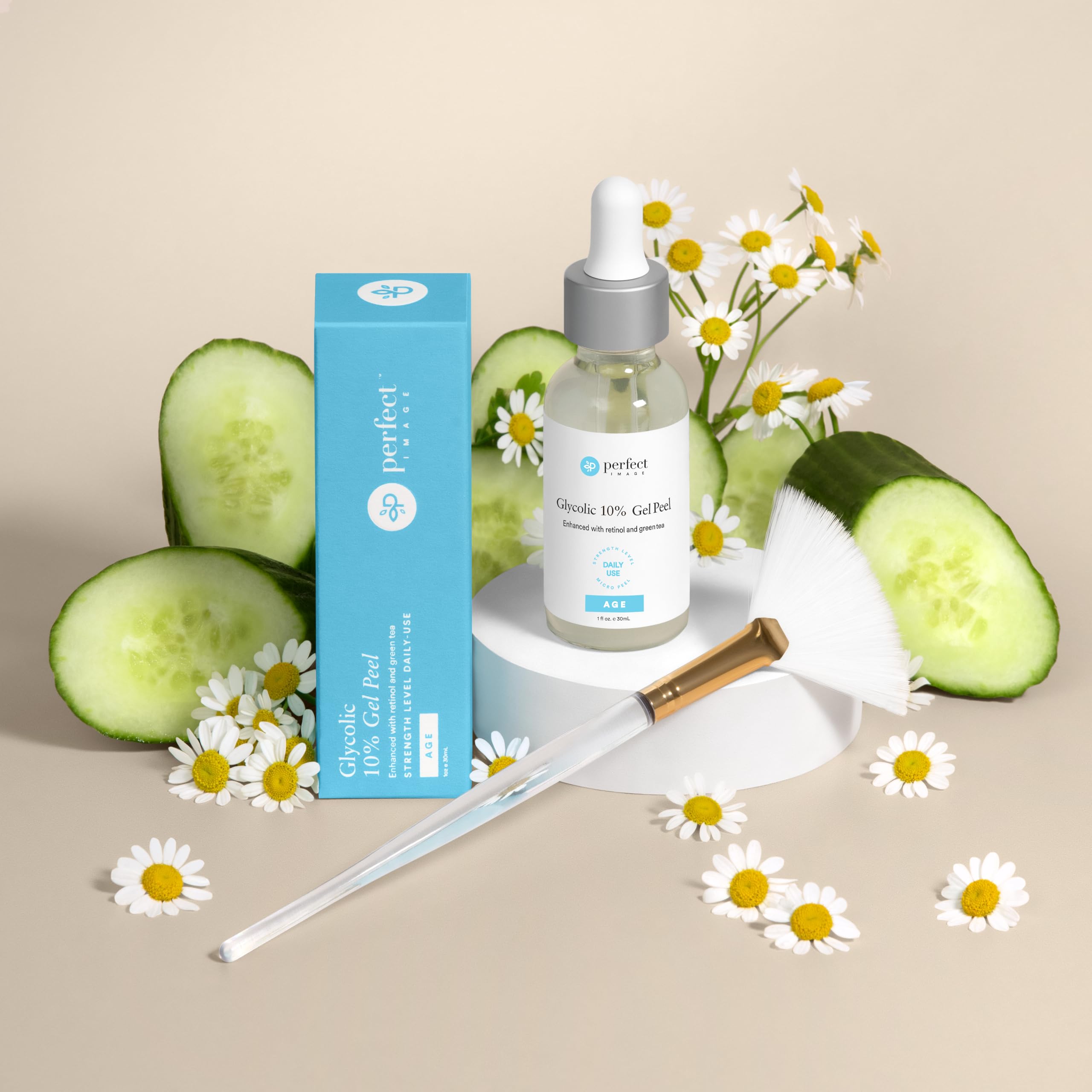 Application sur le visage du Glycolic Gel Peel pour une exfoliation douce.