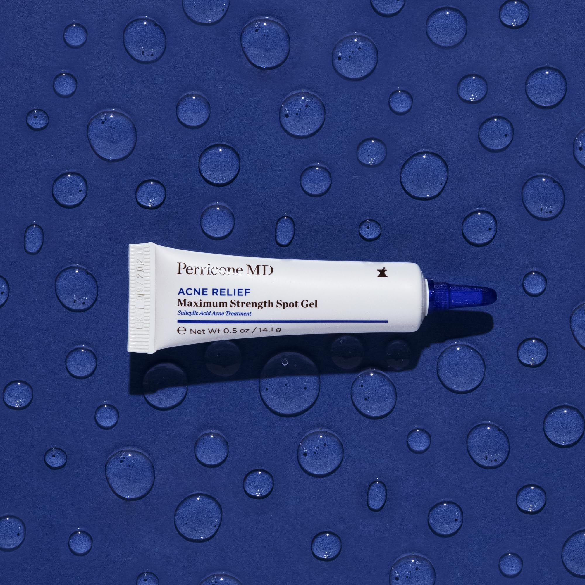 Perricone MD Acne Relief Gel: application sur bouton pour une action localisée.