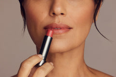 Application fluide qui nourrit les lèvres grâce à des ingrédients hydratants Perricone MD Original Pink.