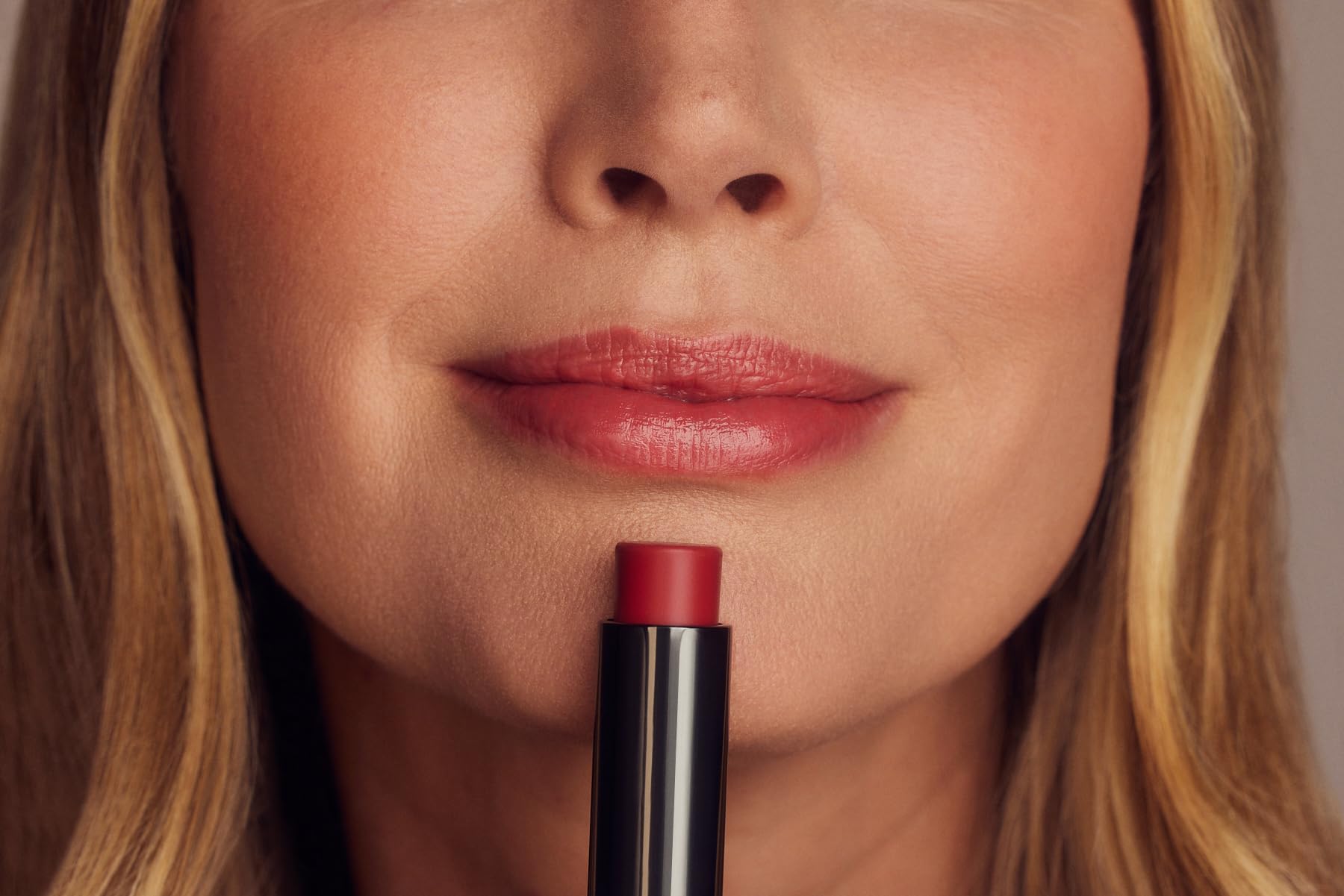 Perricone MD No Makeup Rouge Berry texture légère appliquée sur les lèvres, sensation nourrissante.