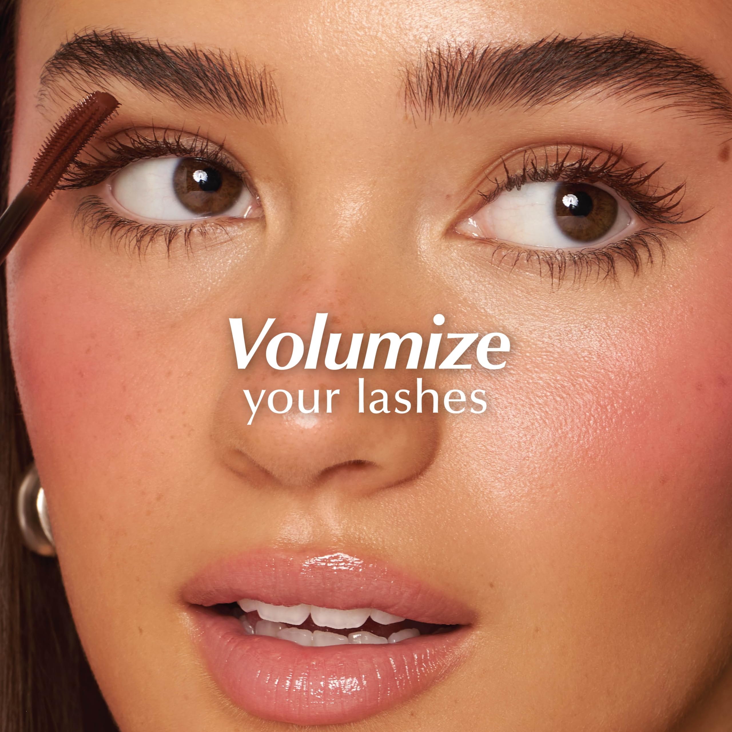 Mascara PERSONA offre du volume allongé sans paquets pour chaque cil.