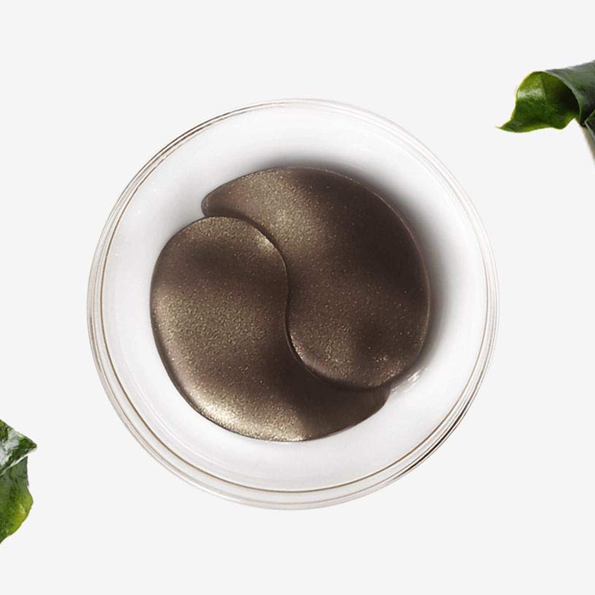Application Petitfee sous l’œil pour un soin ciblé et pratique.