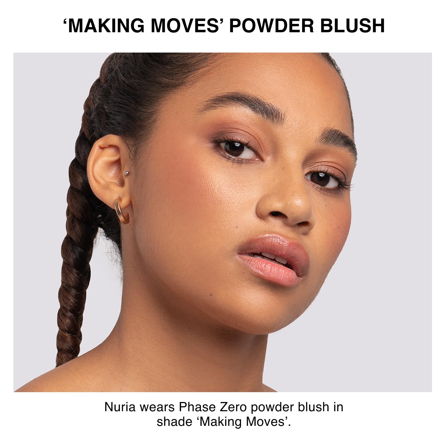 Application douce du blush Phase Zero Poudre Rouge sur les joues.