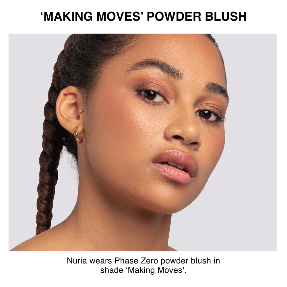 Application douce du blush Phase Zero Poudre Rouge sur les joues.